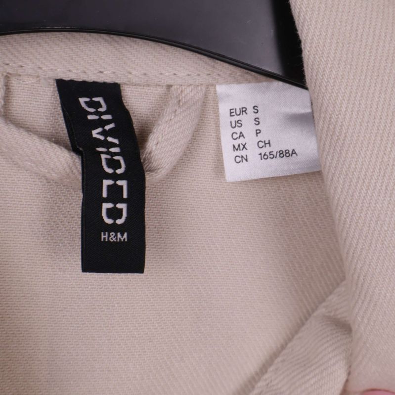 Närbild på svart Divided H&M-tag och storlekslapp