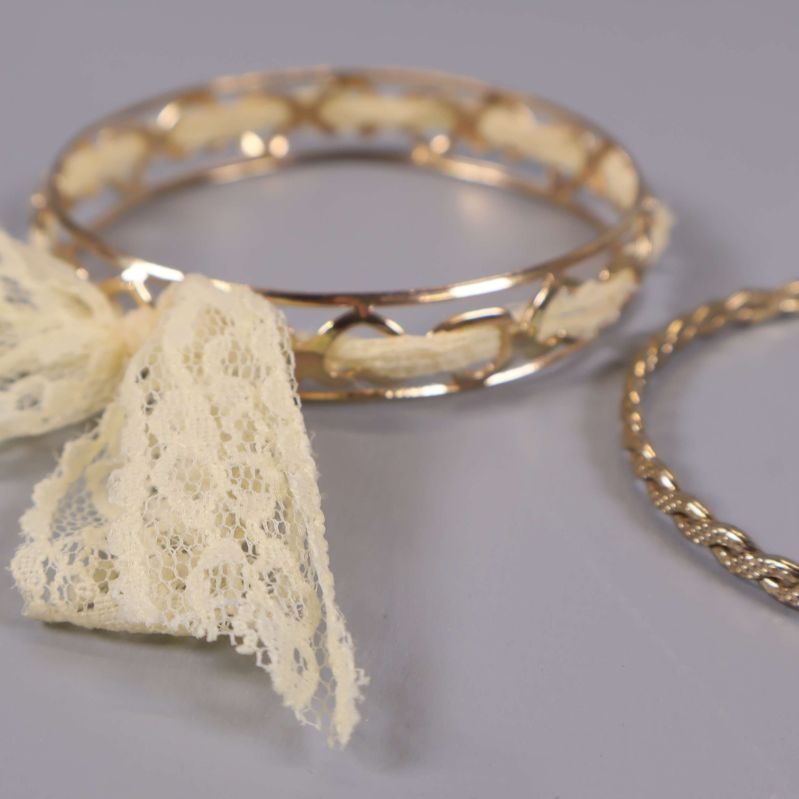 Närbild på spets och präglat armband