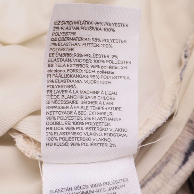 Närbild på materialetikett med procent polyester och elastan