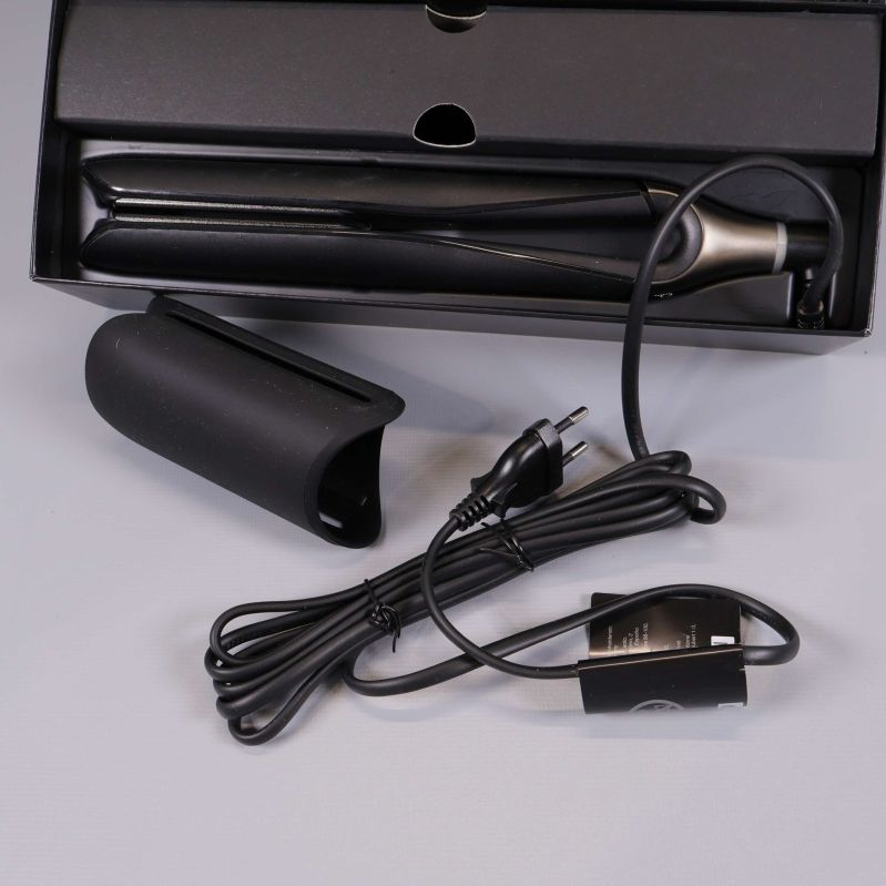 ghd chronos max med kabel och värmeskydd på bordet