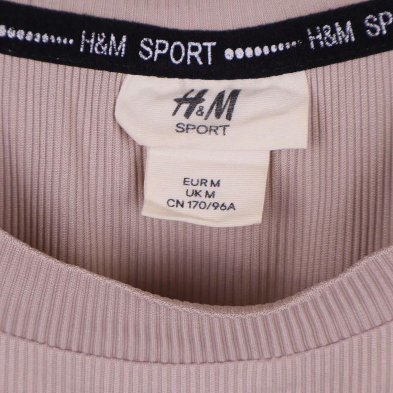 Närbild på etikett från H&M Sport i linnet