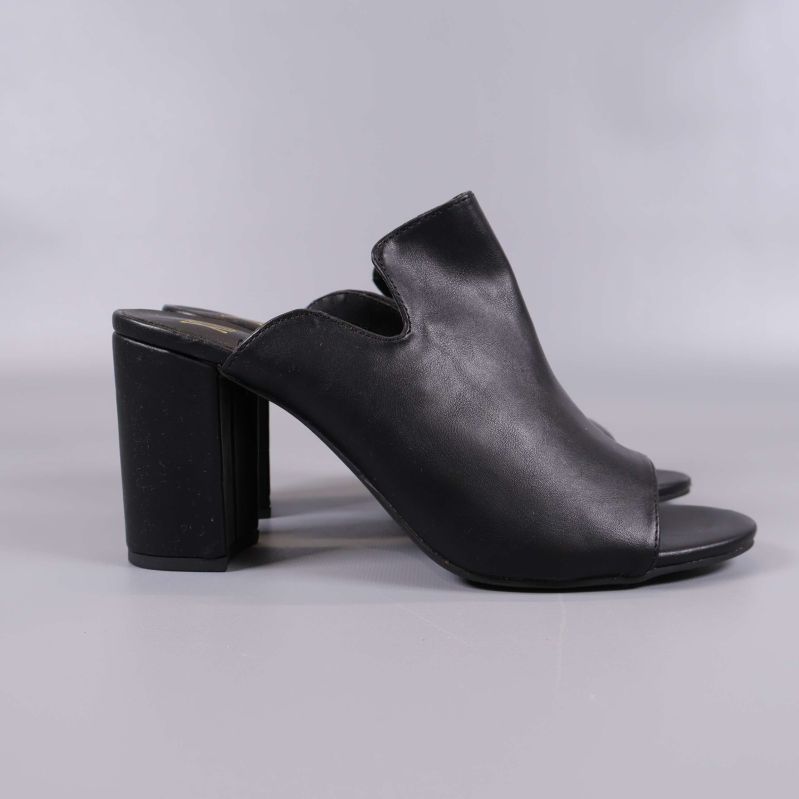 Svart slip-in sandal med blockklack i sidovy