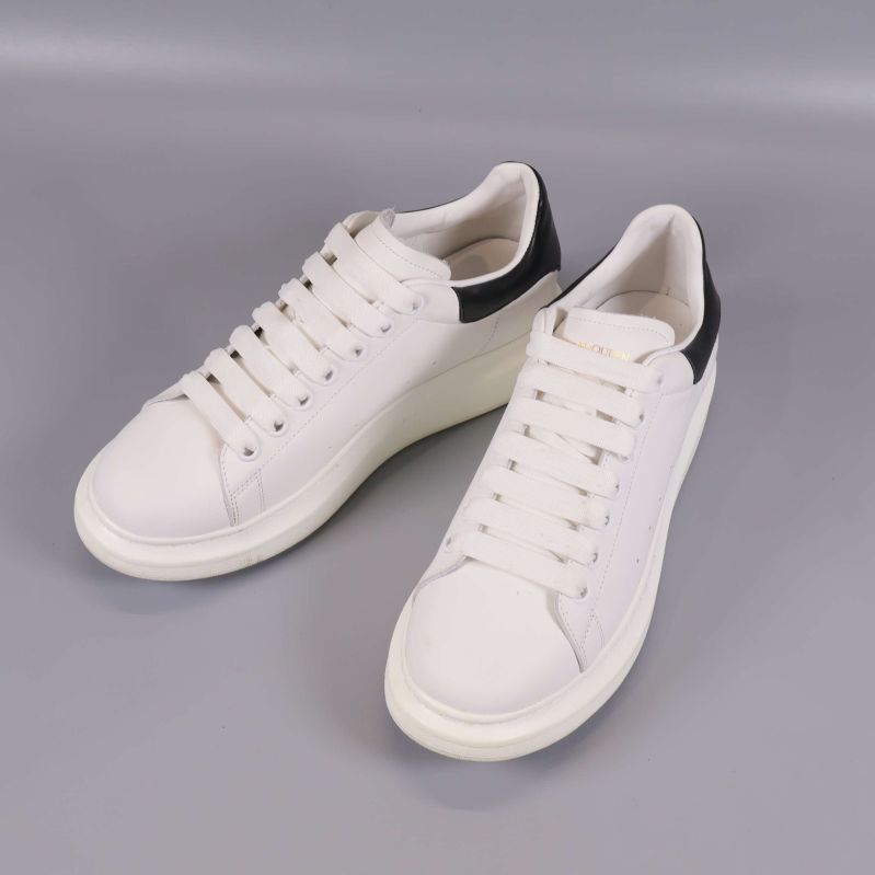 Sneakers i vitt och svart sedd från sidan