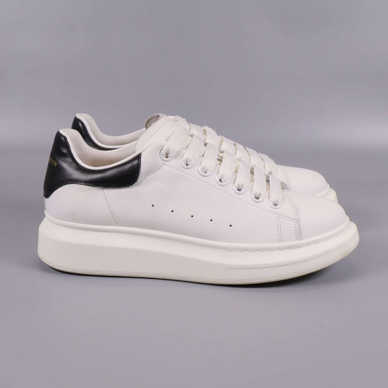 Sneakers från sidan med svart häl och tjock sula