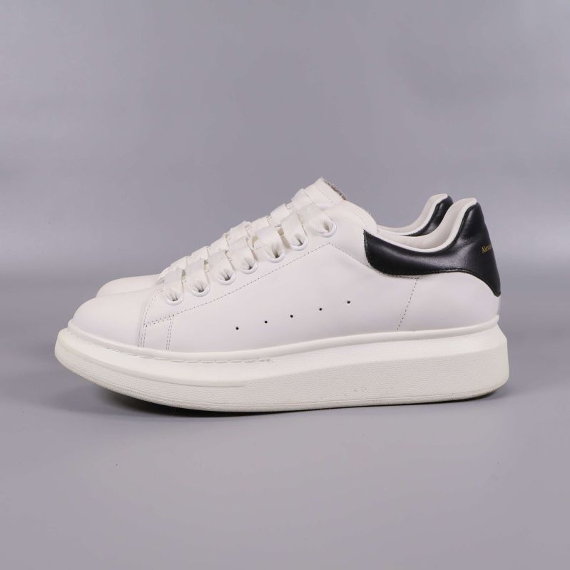 Sneakers i vitt och svart från andra sidan