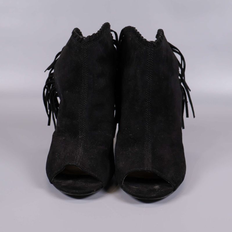 Svarta peep toe klackar syns framifrån