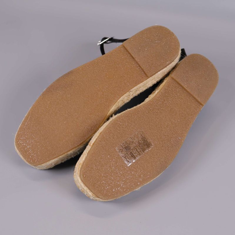 Undersida av sandaler med slitstark sula i gummi