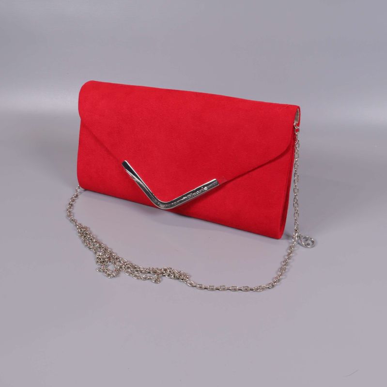Röd clutch i mockaliknande material med silverkedja