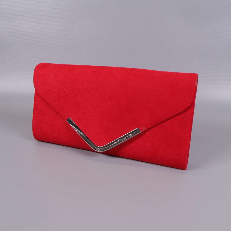 Röd clutch sedd framifrån med silverdetalj