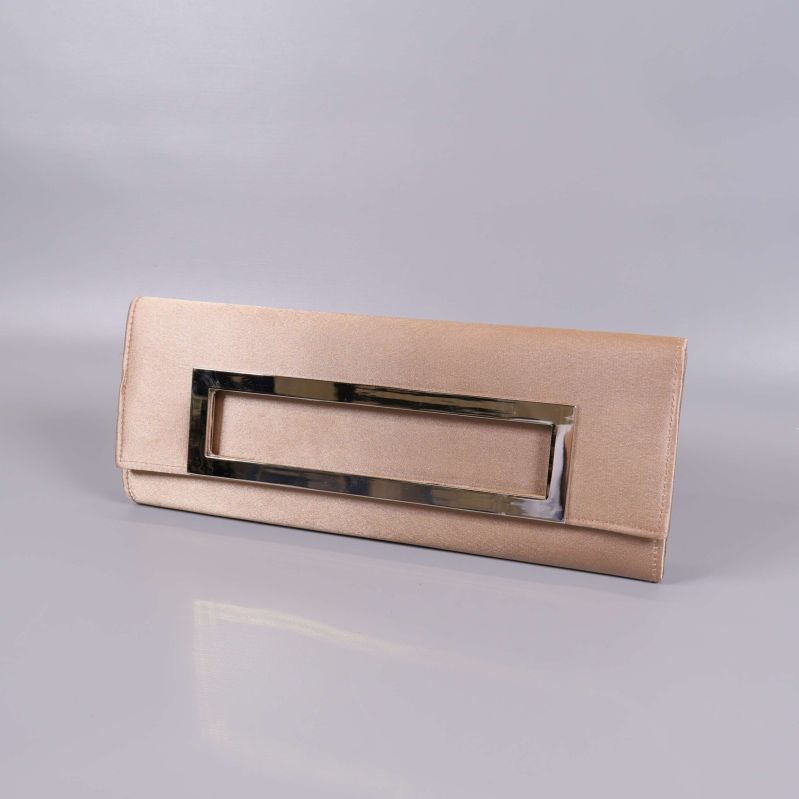 Clutch i ljusguld med rektangulärt metallhandtag på framsidan