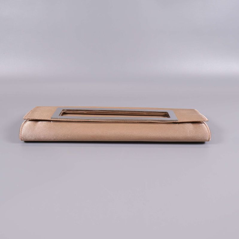 Platt clutch i ljusguld sedd ovanifrån