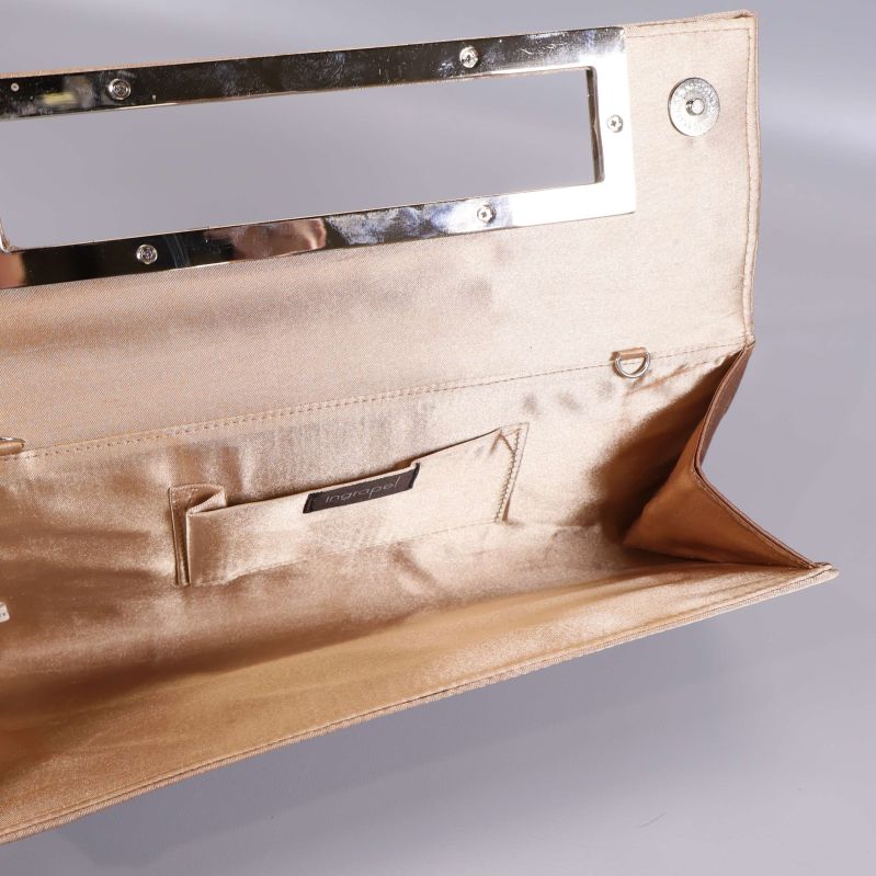 Insidan av clutch med innerficka och metallhandtag