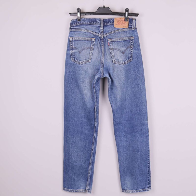Jeansens bakfickor och denimlabel