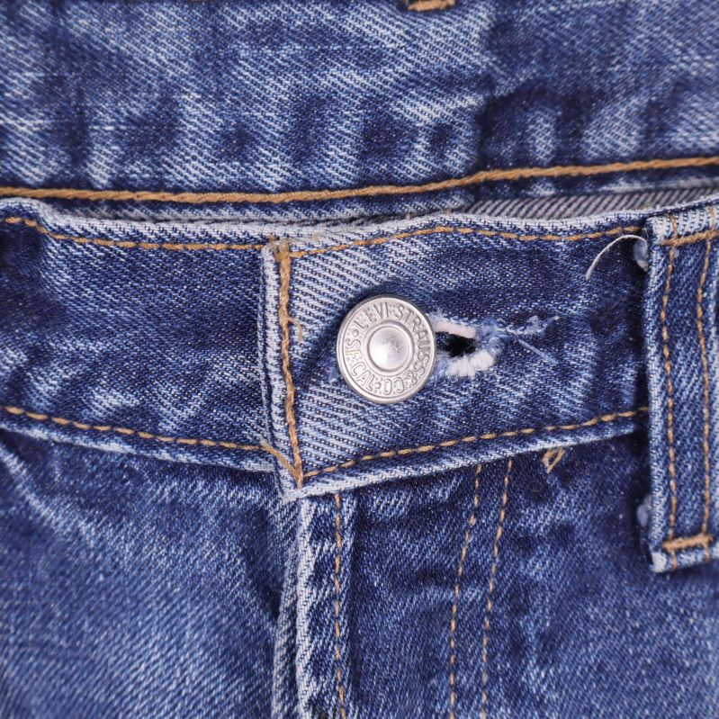Detaljerad bild på midja och knapp