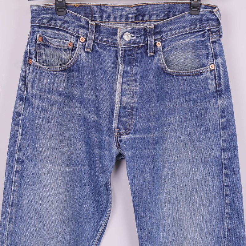 Övre framsida av blå jeans med fickor och sömmar