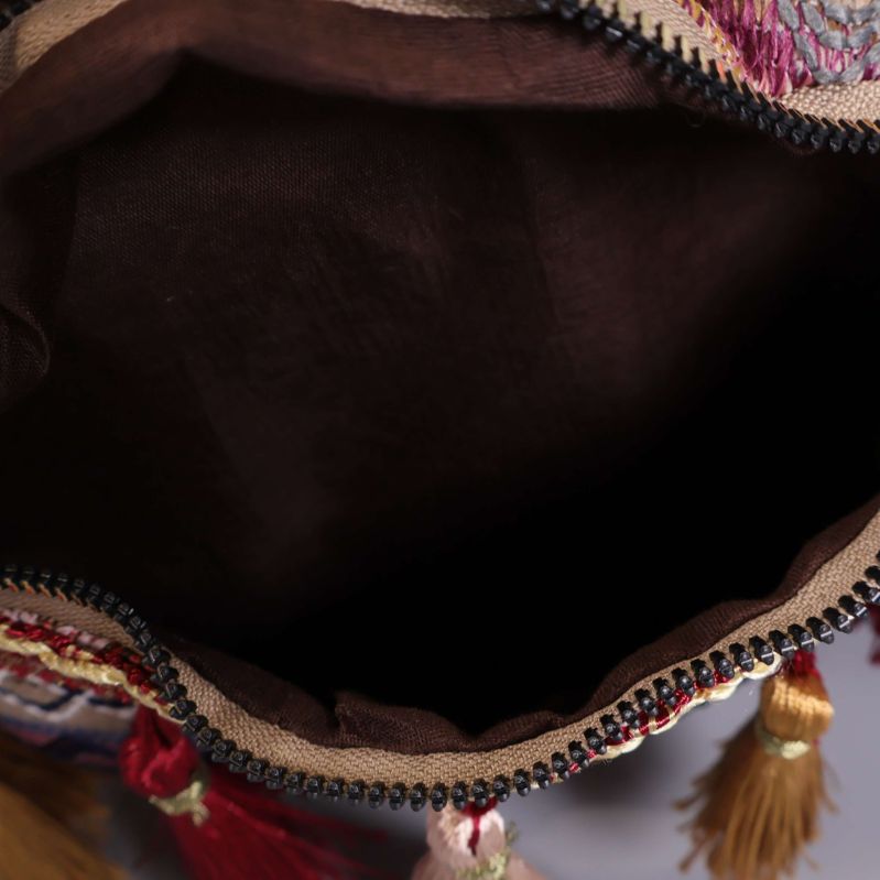 Insidan av väskan med brun textil