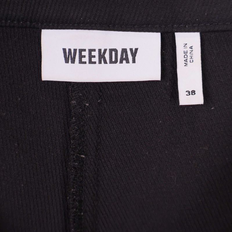 Weekday etikett och storlekslapp 38 i närbild