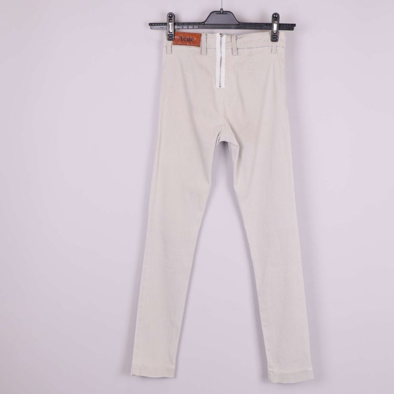 Baksida med klassiska jeansfickor