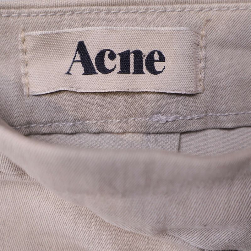 Närbild på Acne-märke på insidan av midjan