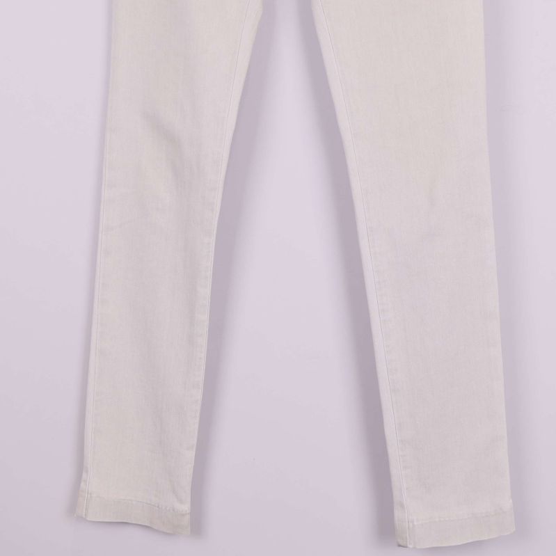 Närbild på benavslut i ljusbeige denim
