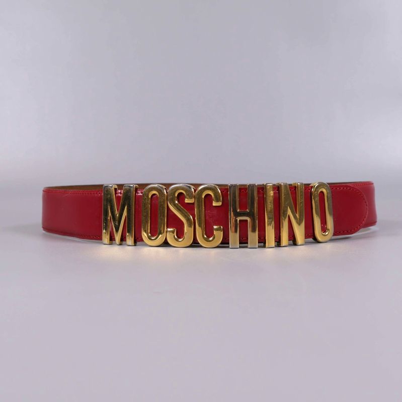 Rött bälte med stora guldiga Moschino-bokstäver fram