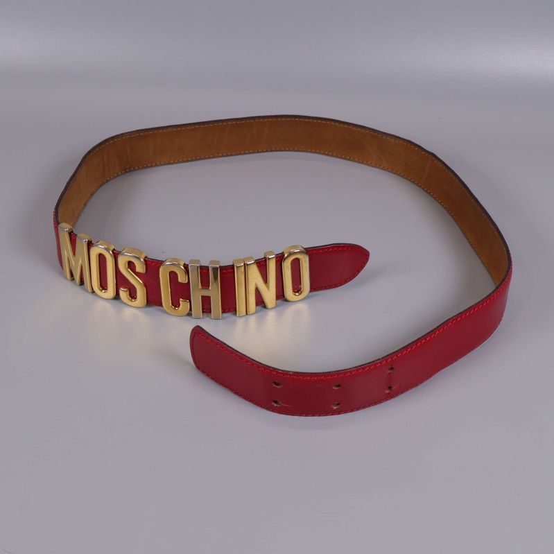 Rött Moschino-bälte öppnat och utsträckt