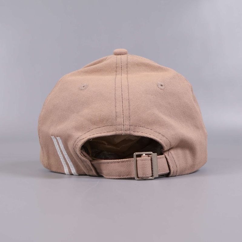 Baksidan av beige keps med justerbar rem