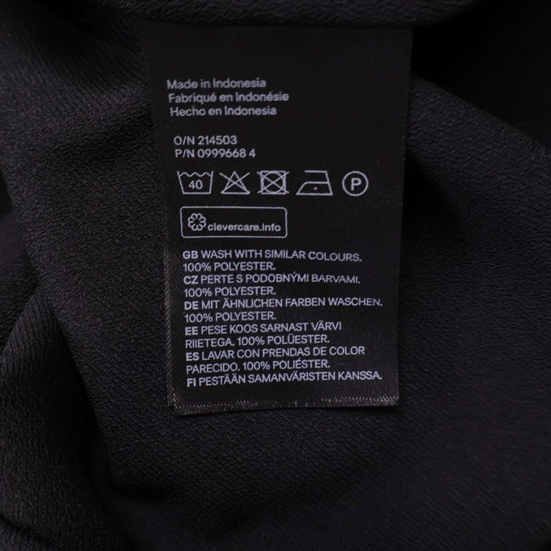 Tvätt- och materialetikett med information om polyester