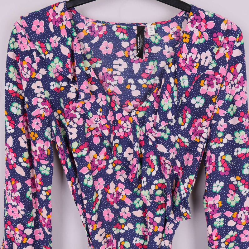 Framstycke på klänning med blommigt mönster och volanger