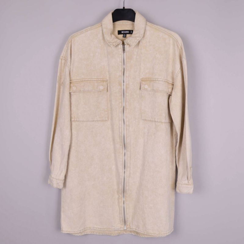 Lång beige skjortjacka med dragkedja framtill
