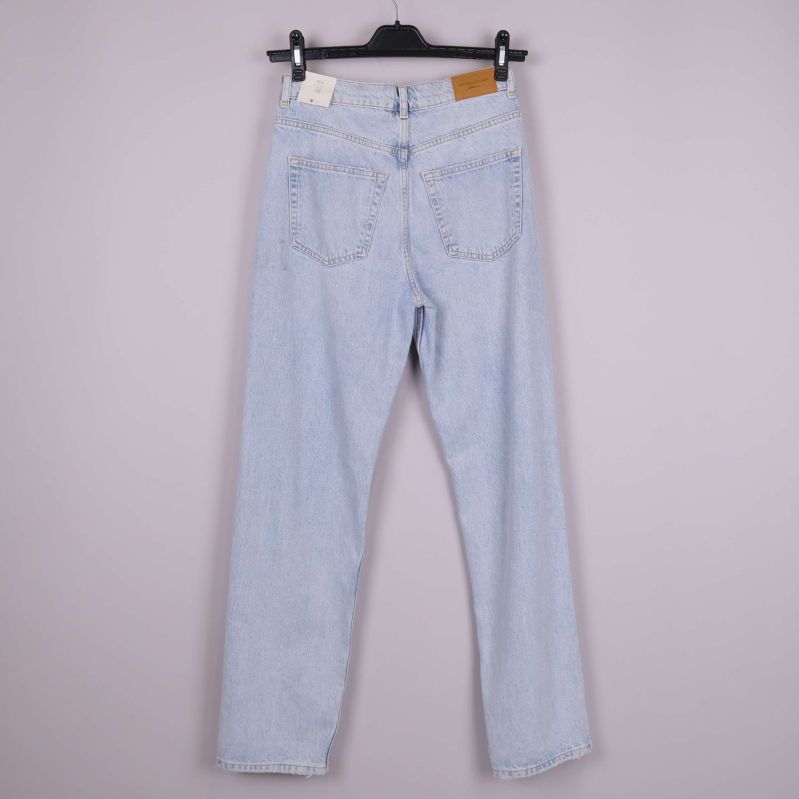 Baksida av ljusblå jeans med klassiska bakfickor