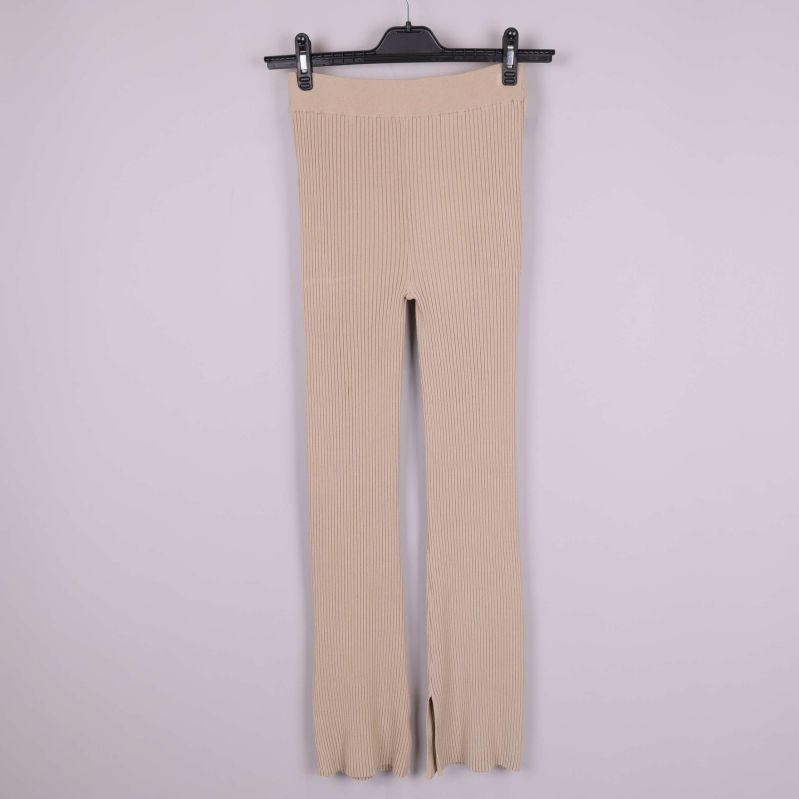 Baksidan av ribbstickade byxor i beige