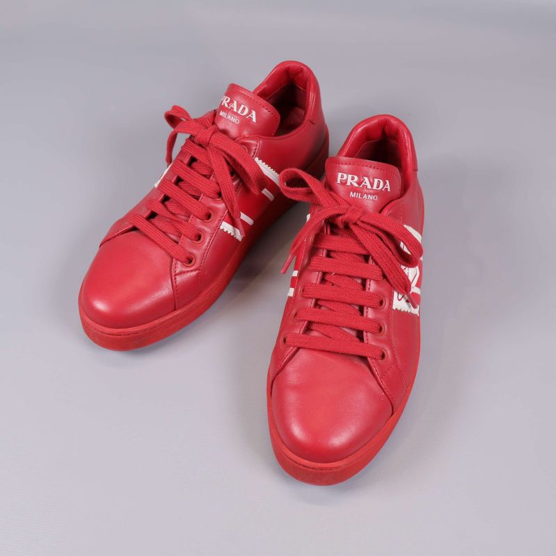 Sneakers med rund tå och snörning, vit PRADA-logga