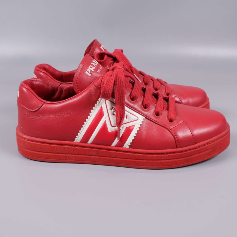 Sneakerns vänstersida visar stor vit logga