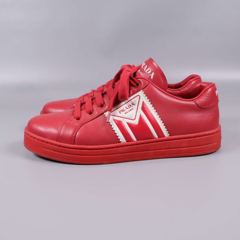 Sneakerns högersida visar stor vit logga och söm