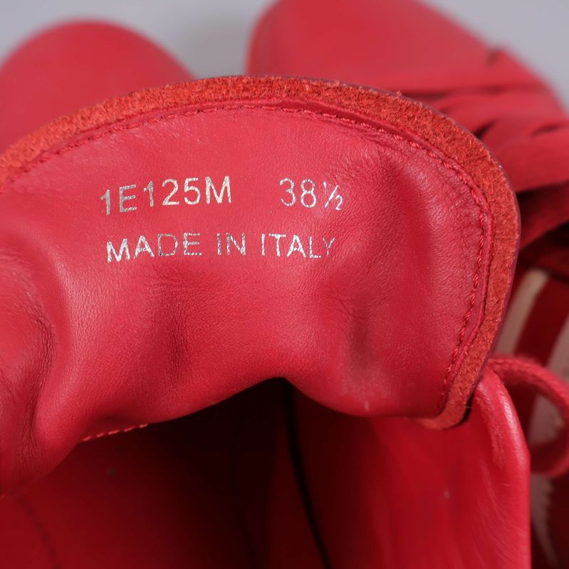 Storleksetikett med 38 och en halv och Made in Italy