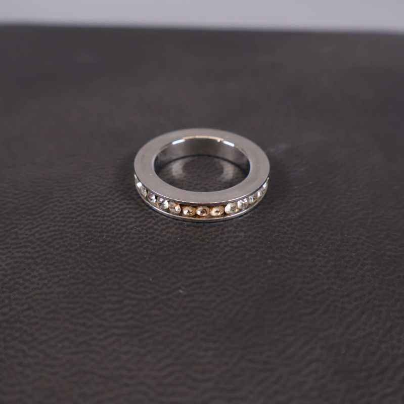 Enkel ring i silver med små stenar i rad
