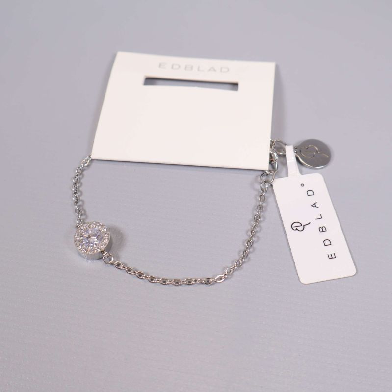 Armband med cirkelformad dekoration och produktetikett