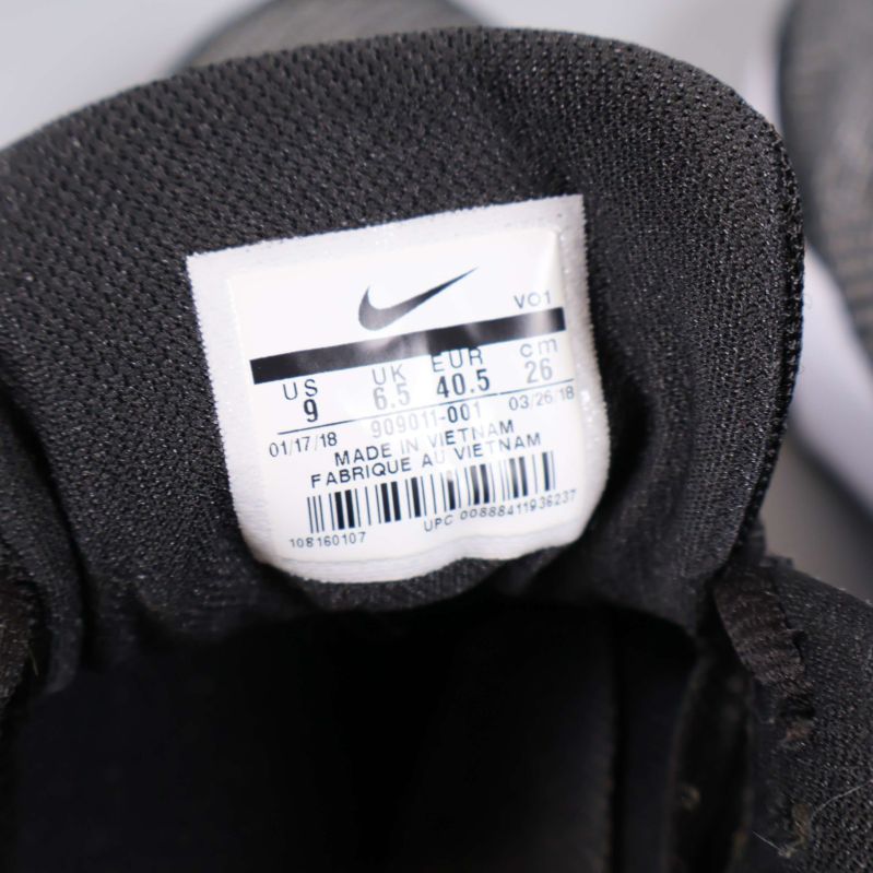 Närbild på skons etikett med storlek och Nike-logo