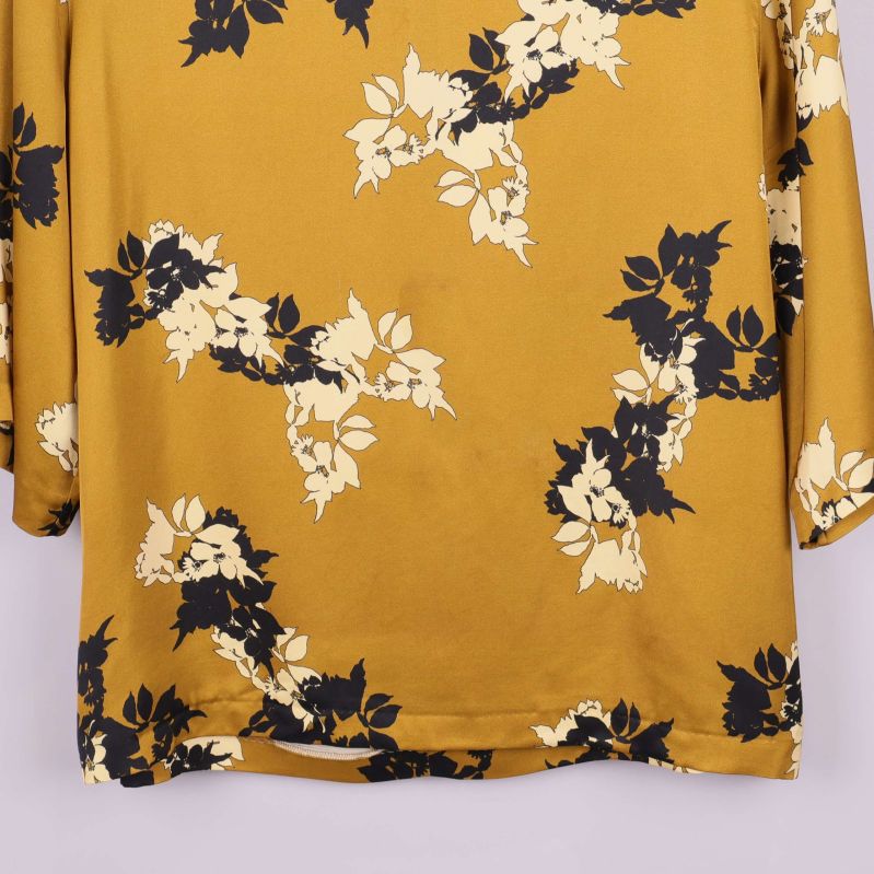 Nedre delen på topp med blommigt mönster