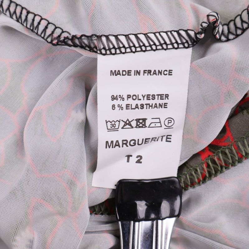 Materiallapp som visar 94 procent polyester och 6 procent elastan