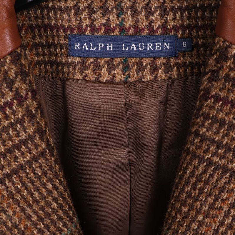 Närbild på Ralph Lauren-logotyp i nacken
