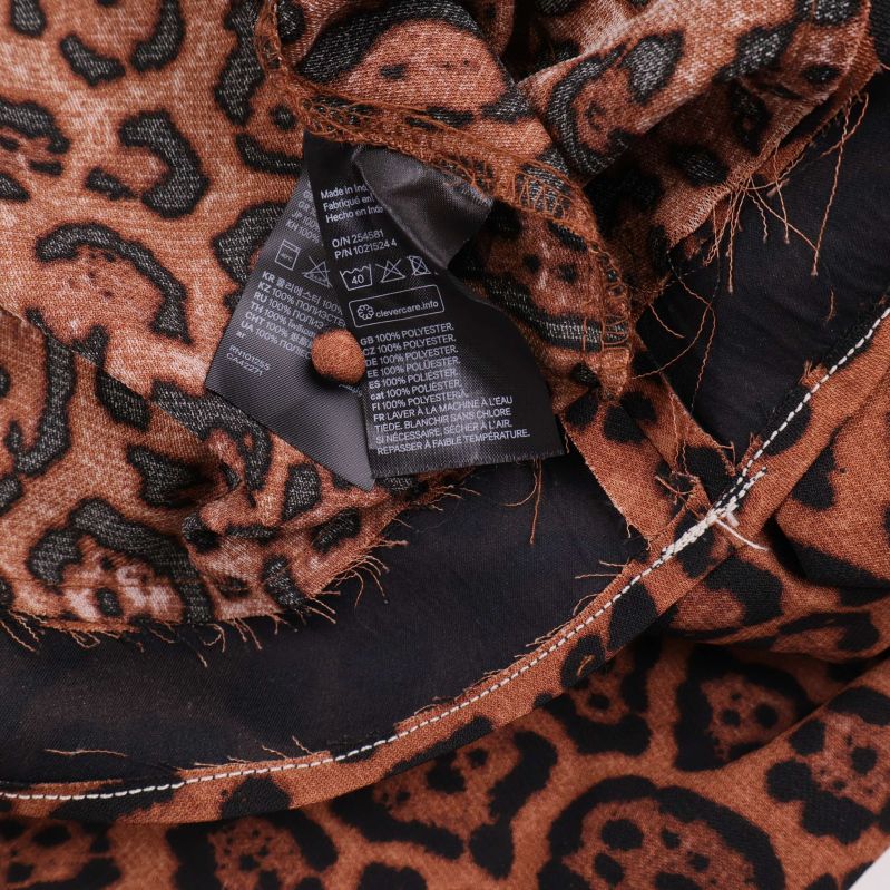Materialetikett inuti leopardmönstrad klänning