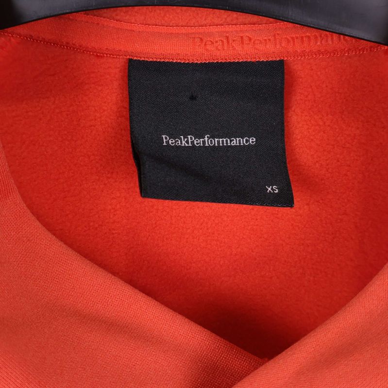 Peak Performance logotypetikett i halsen på hoodien