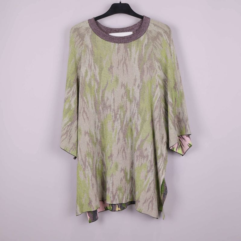 Poncho med grönt och beige mönster framifrån på galge