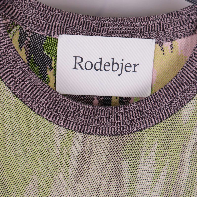 Närbild på Rodebjer-märket vid halsen