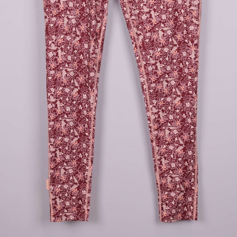 Nederdel av ben på tights med mönsterdetaljer