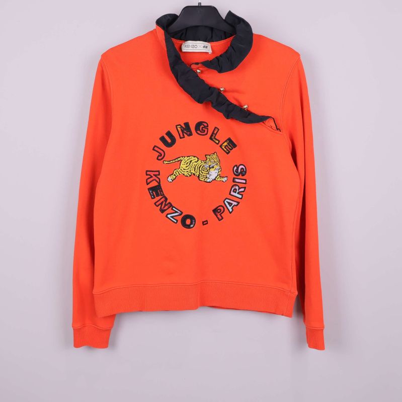 Framsidan av orange Kenzo x H&M sweatshirt med tiger och broderad logga
