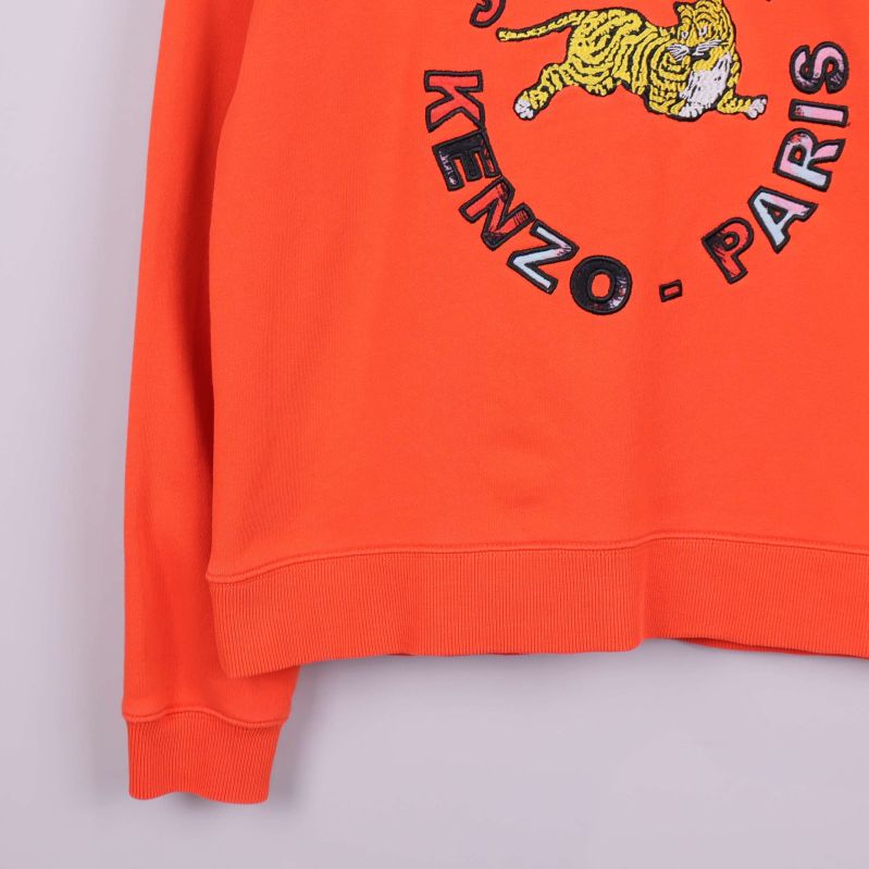 Närbild nedre delen av orange sweatshirt med mudd