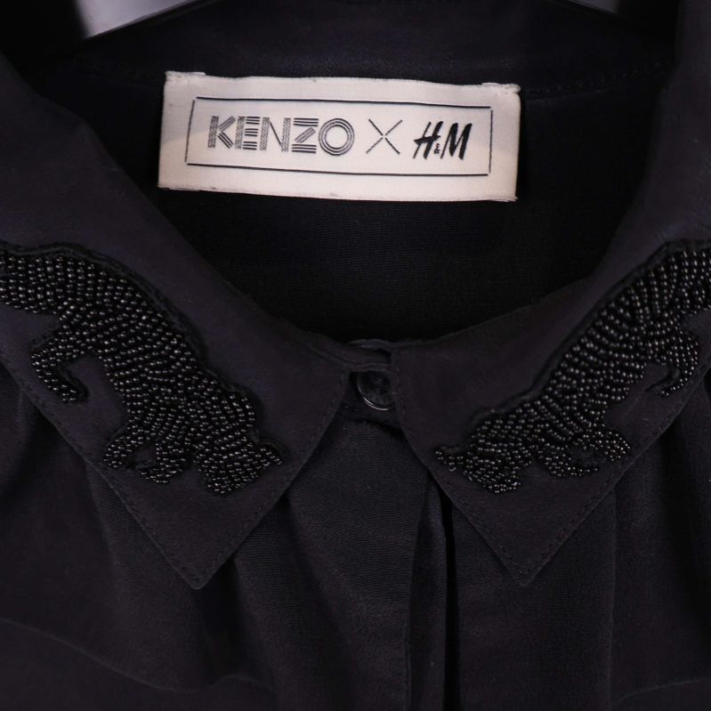 Närbild på svart pärlbroderi på kragen och Kenzo x H&M etikett